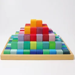 Große Stufenpyramide aus Holz