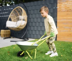 Kinder-Schubkarre mit Gartenwerkzeug