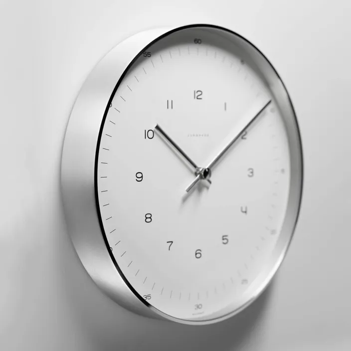 »Max Bill« Funk-Wanduhr mit Zahlen-Zifferblatt von Junghans