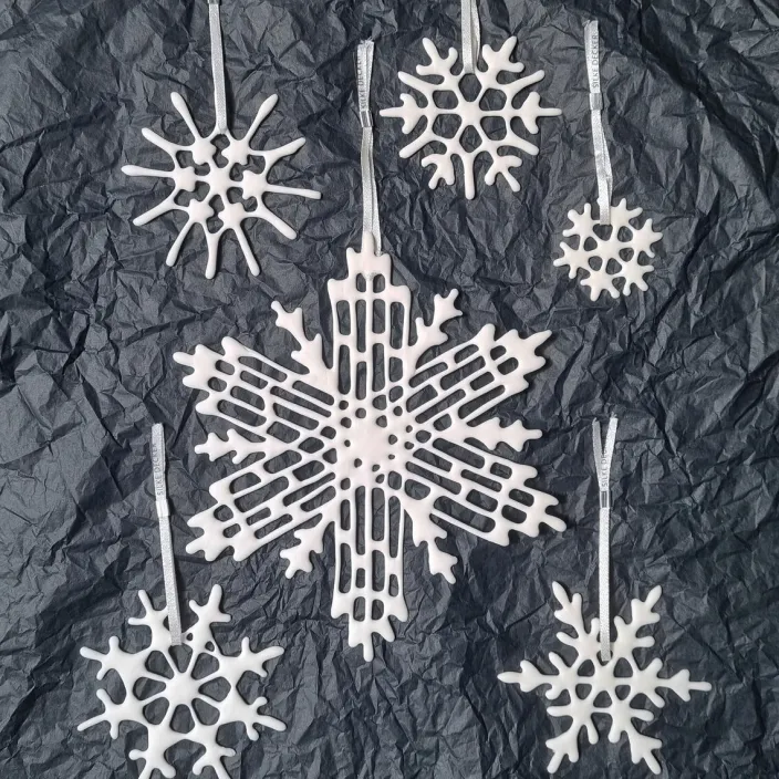 Porzellan Schneekristalle, 6er Set verschiedener Größen